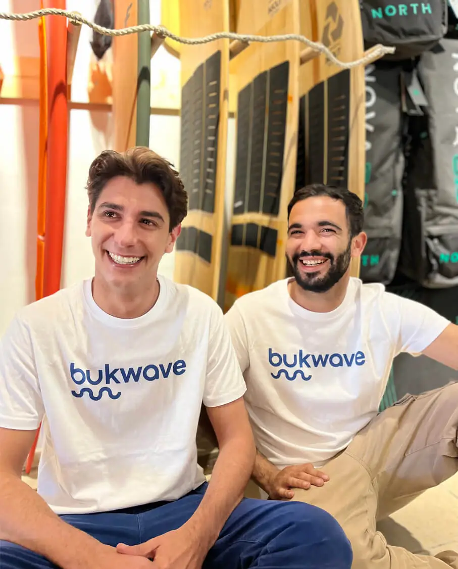 Miembros del equipo de Bukwave en la tienda de surf