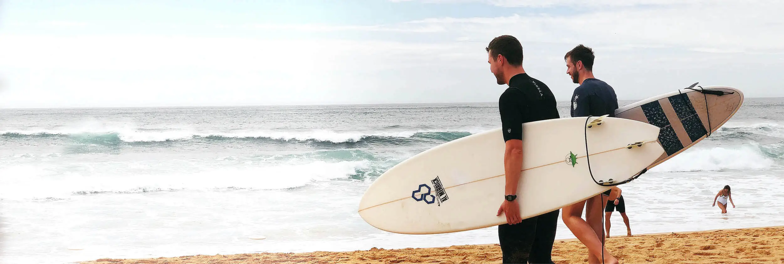 Estudiantes surfistas en la playa