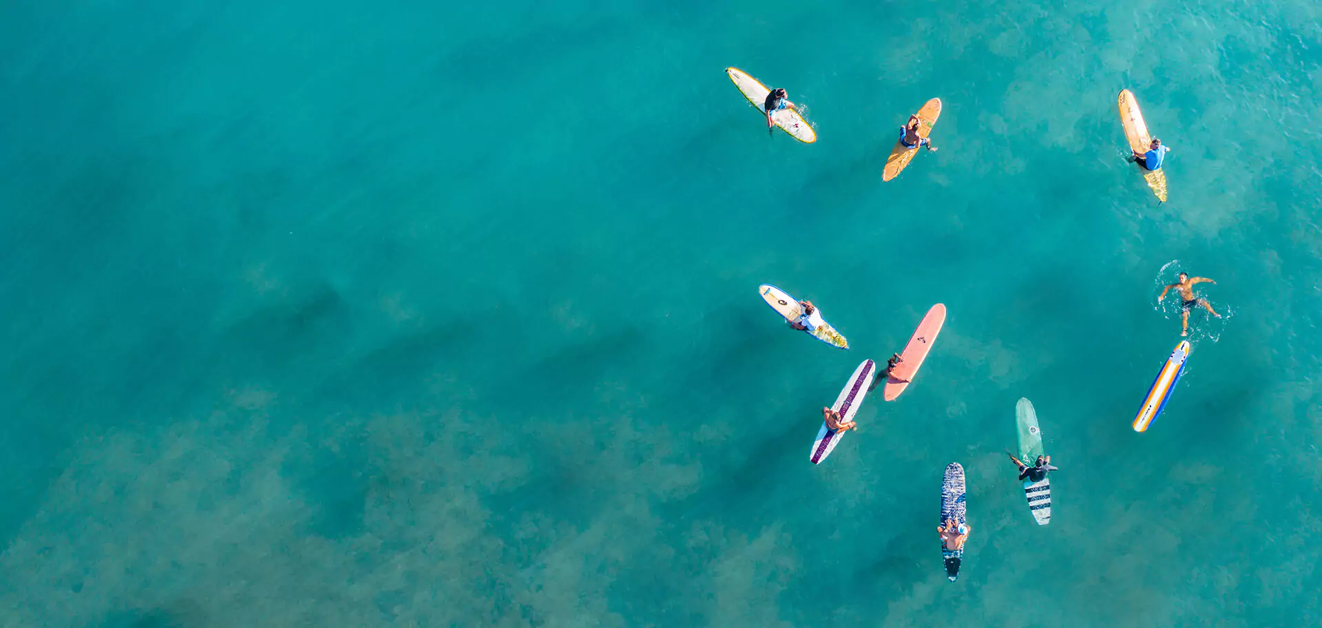 gente surfeando en la playa
